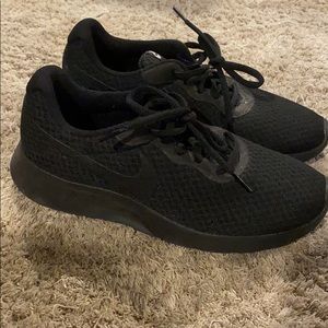 Nike Tanjun black on black